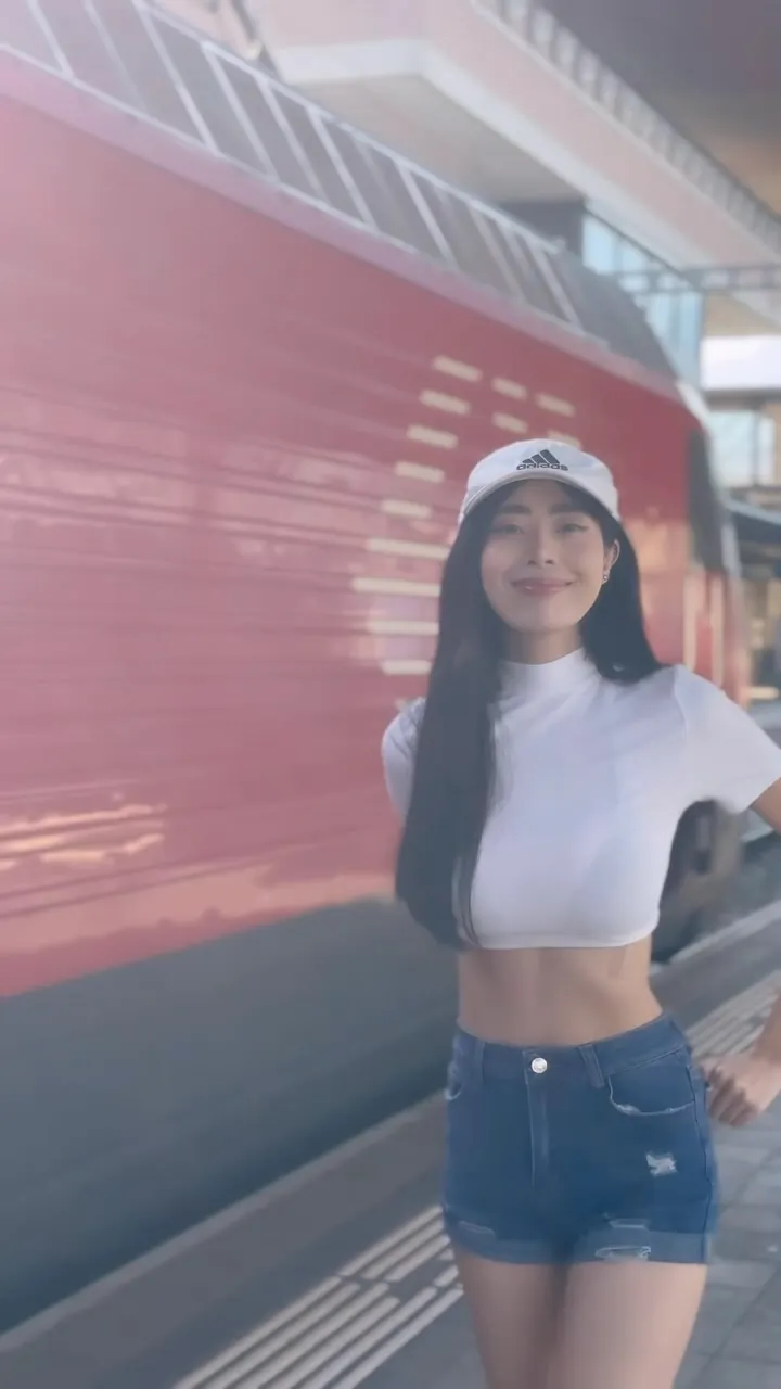 Essy Lee - essy-lee-sexy-33.webp
